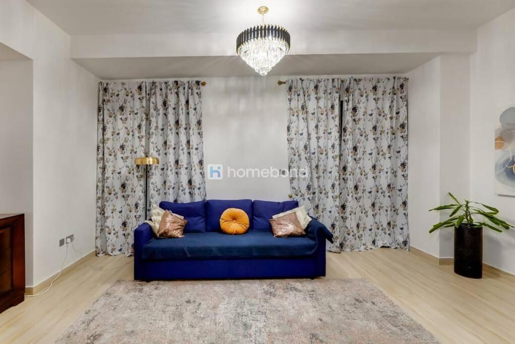 Apartment Huge With Full Kitchen *