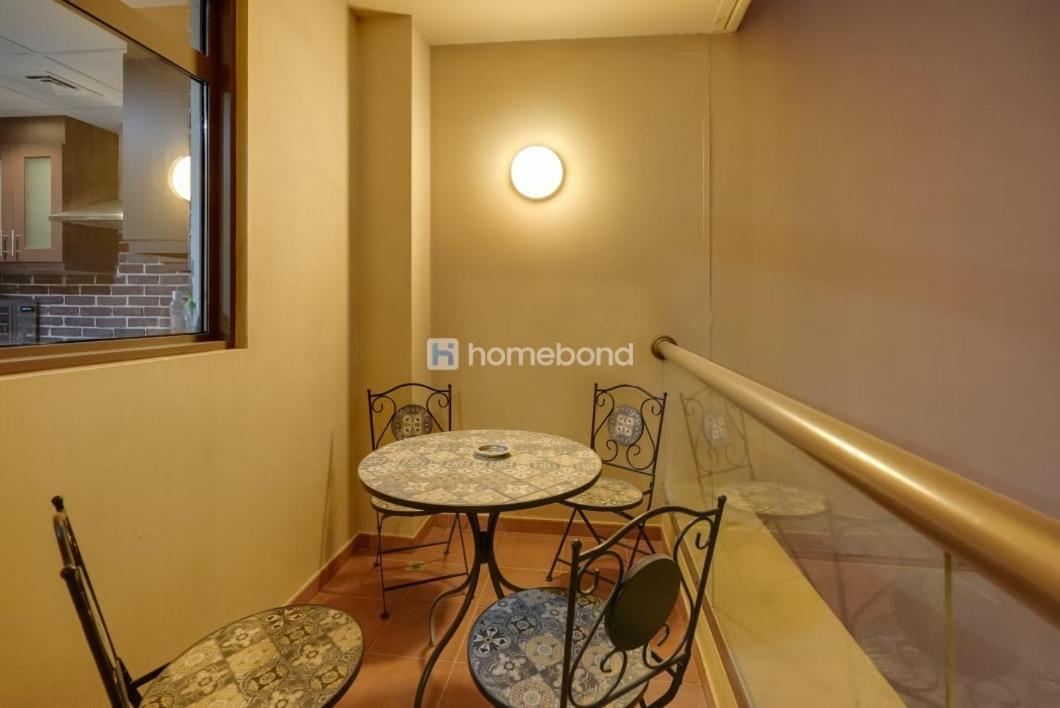 Apartment Huge With Full Kitchen *